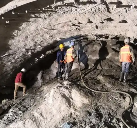 凯里隧道拱顶带模注浆料，微膨胀注浆料的特点及施工工艺